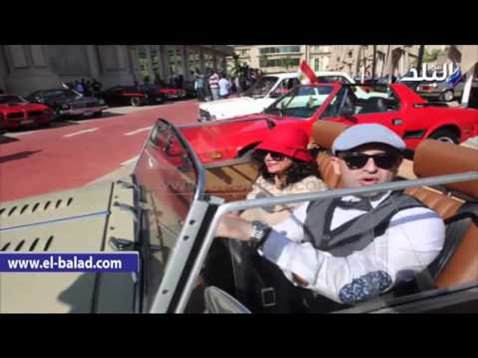 صدى البلد |  زوج وزوجته يخطفان الأنظار  بملابس الثلاثينيات خلال عرض للسيارات الكلاسيكية