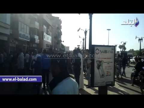 صدى البلد | الاهالى ينقذون مجندين وسيارة شرطة من يد المتظاهرين بالاقصر