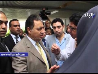 صدى البلد | سيده تصرخ بمعهد ناصر: "فين وزير الصحة ده".. و"عماد" يأمر بحل مشكلتها