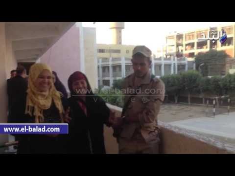 صدى البلد | رجال الجيش يساعدون مسنه للادلاء بصوتها فى القناطر