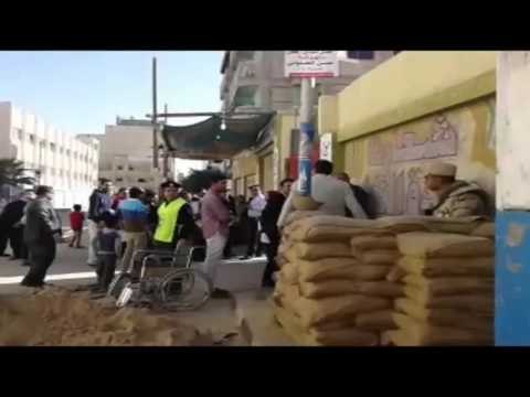 صدى البلد | أفراد من حقوق الانسان يساعدون كبار السن للإدلاء بأصواتهم في سيناء