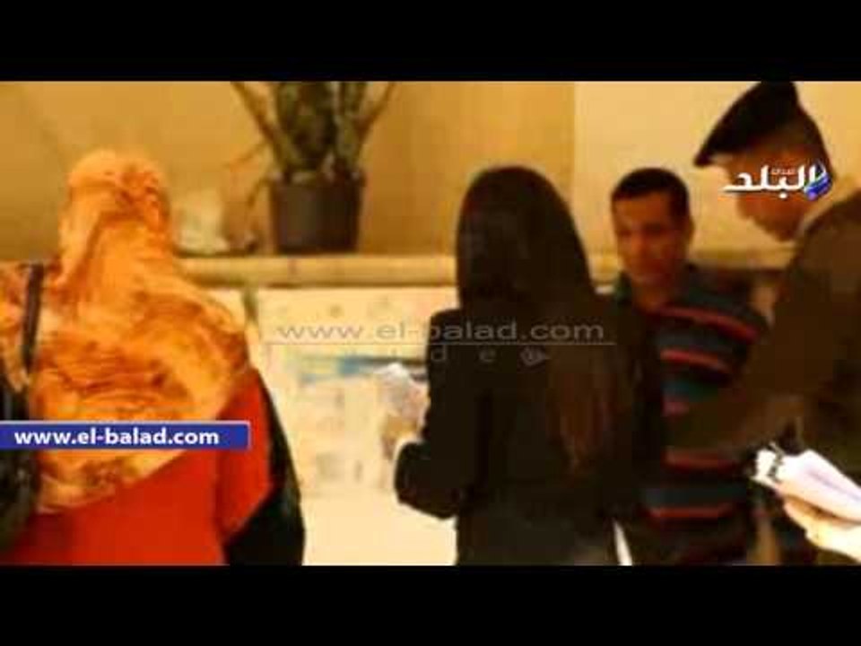 صدى البلد |   قاضى يساعد "مسنة"فى الادلاء بصوتها بحلوان