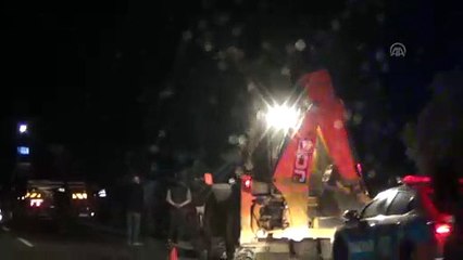 Balıkesir'de yolcu otobüsü ile kamyon çarpıştı: 2 ölü, 7 yaralı