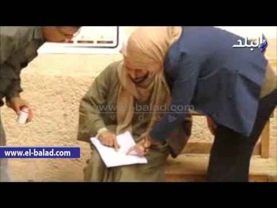 صدى البلد |   قاضية بـ"حدائق حلوان" تساعد مسن في الإدلاء بصوته‎‎