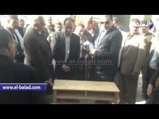 صدى البلد |  محافظ الفيوم يسلم 200 مقعداً دراسياً للمدارس