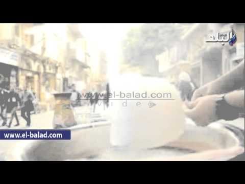 صدى البلد | بائع «غزل البنات» بالحسين يجذب السائحين بالألوان الفسفورية