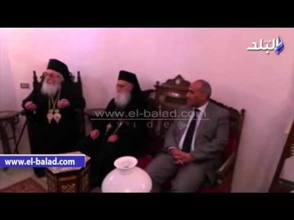 صدى البلد | فودة يقدم الحلوى لمطران دير سانت كاترين ويهنئه بعيد "القديسه كاترين"