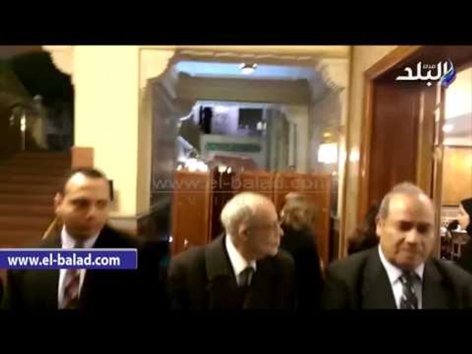 صدى البلد | ميرفت امين ودلال عبد العزيز و"قلاش" يصلون عزاء والدة "الشناوي"