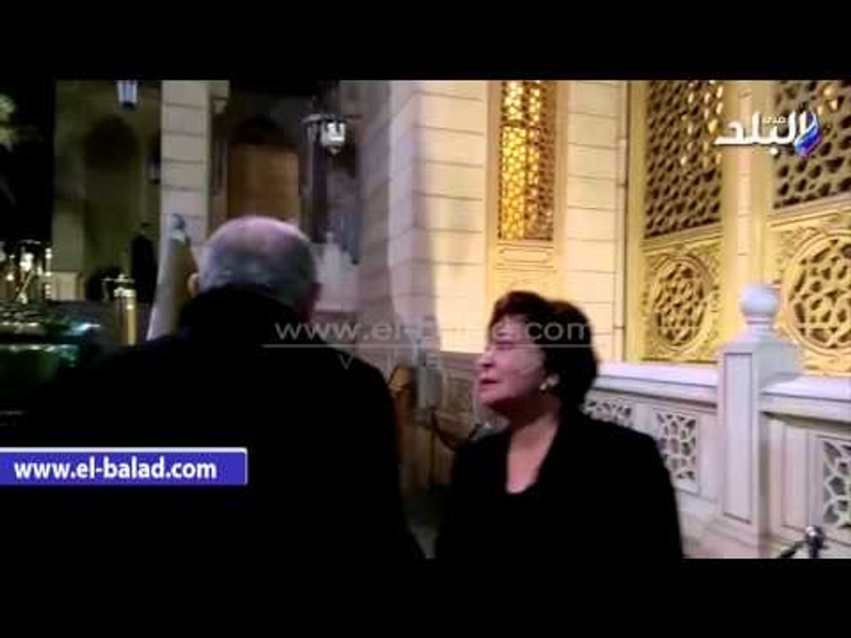 صدى البلد |  لبلبة تنهار من البكاء خلال عزاء والدة "الشناوي‎"