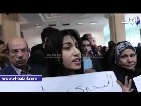 صدى البلد | أنصار إسلام بحيرى يرفعون اللافتات والمصاحف ويطالبون بالإفراج عنه بمحكمة جنوب القاهرة