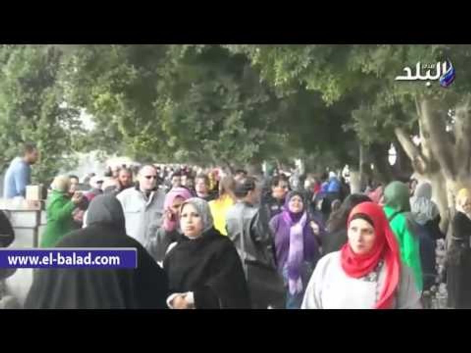صدى البلد | الباعة الجائلين يفترشون رصيف ماسبيرو