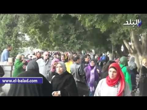 صدى البلد | الباعة الجائلين يفترشون رصيف ماسبيرو