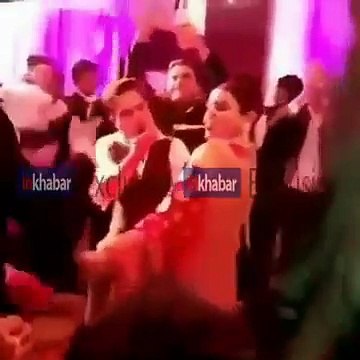 विराट कोहली की आंखें फटी रह गईं जब रुपया का नोट मुंह में दबाकर नाचीं अनुष्का शर्मा