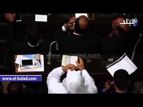 صدى البلد | نائب عن حزب النور يرفع المصحف أثناء أداء اليمين الدستورية