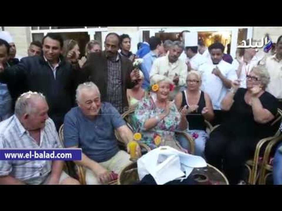 صدى البلد | زفة بلدي بالغردقة احتفالا بخروج سائحة مصابة في الهجوم على الفندق