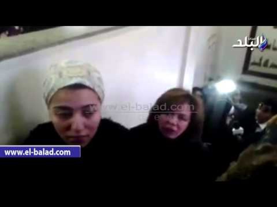 صدى البلد |  انهيار الهام شاهين  و هالة صدقي فى جنازة ممدوح عبد العليم