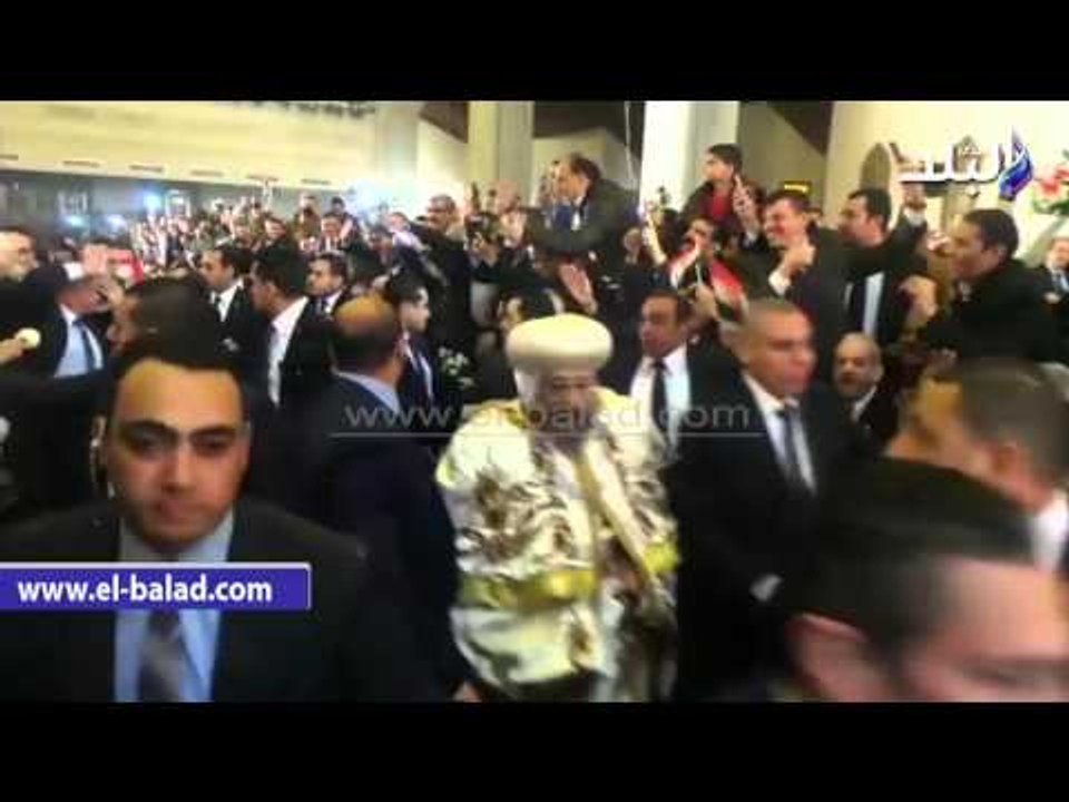 صدى البلد | المشاركون فى قداس عيد الميلاد يلقون السيسى بـ"الورود"