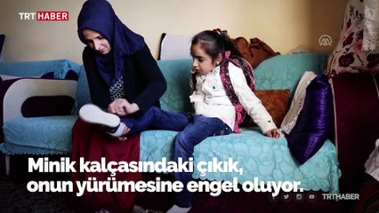 Fedakar anne engelli kızını okula sırtında taşıyor