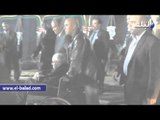 صدى البلد | طارق سليم يحضر عزاء حمادة إمام على «كرسي متحرك»