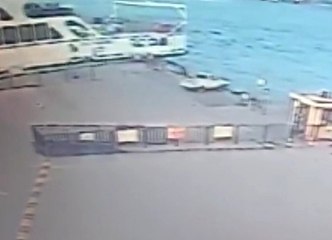 Eminönü'de Dehşet Anları! Vapura Binmek İsteyen Aracın Denize Uçması Kamerada