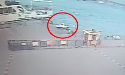 Eminönü'nde aracın denize uçma anı kamerada
