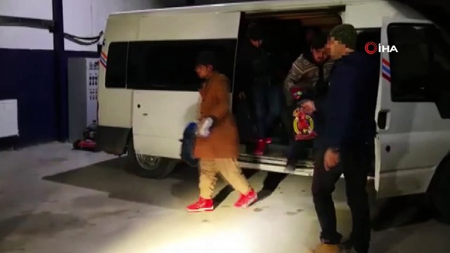 Jandarma saya saya bitiremedi... Şüphe üzerine durdurulan minibüsten 55 kaçak göçmen çıktı