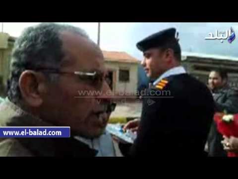 صدى البلد | الشرطة تحتفل مع البورسعيدية بـ 25 يناير بالحلوى والزهور