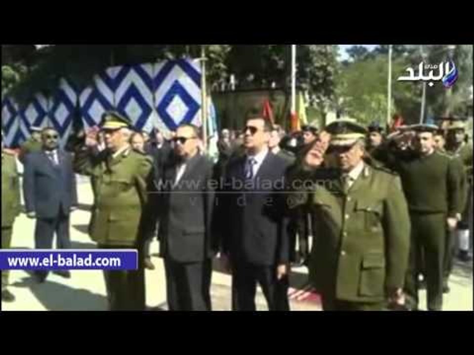 صدى البلد |  محافظ أسيوط ومدير الأمن يضعان إكليلاً من الزهور على النصب التذكاري للشهداء