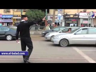 صدى البلد | انتشار رجال المرور وسط ظروف جوية صعبة