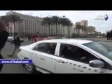صدى البلد | ضباط الشرطة يوزعون الحلوى على المواطنين بميدان التحرير