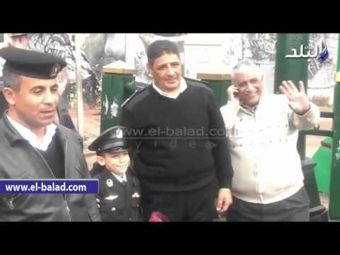 صدى البلد | طفل برتبة مقدم يوزع الشيكولاتة على الأمن بميدان التحرير