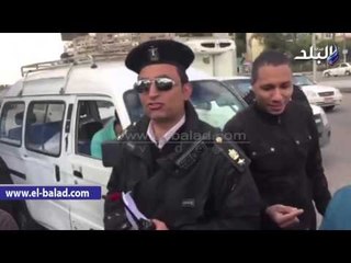 صدى البلد |  الامن يوزع الورود على المواطنين فى ميدان هشام بركات