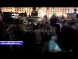 صدى البلد | عروسان يلتقطان الصور التذكارية مع حكمدار القاهرة بميدان التحرير