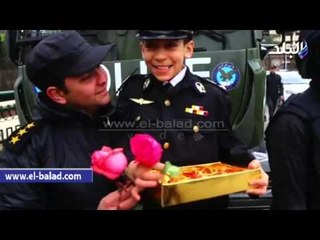 صدى البلد | طفل يرتدي زي الشرطة يوزع الشوكولاتة على الأمن بالتحرير