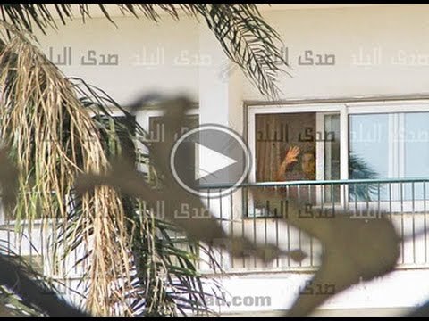 الرئيس السابق حسنى مبارك يلوح لمؤيديه من شرفة مستشفى المعادى‬