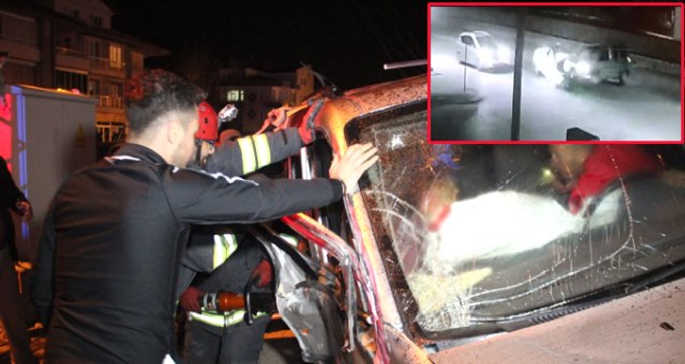 İki Aracın Kafa Kafaya Çarpıştığı Kaza, Güvenlik Kameralarına Saniye Saniye Yansıdı