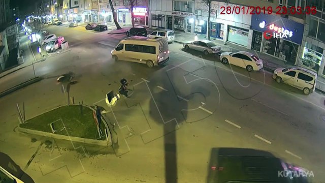 Aracın çarptığı kadın ve çocuklar havaya fırladı... Yurtta yaşanan trafik kazaları MOBESE kameralarında
