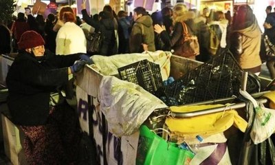 8 Mart'ta yürüyenleri izledi, 'ben çalışmak zorundayım' dedi