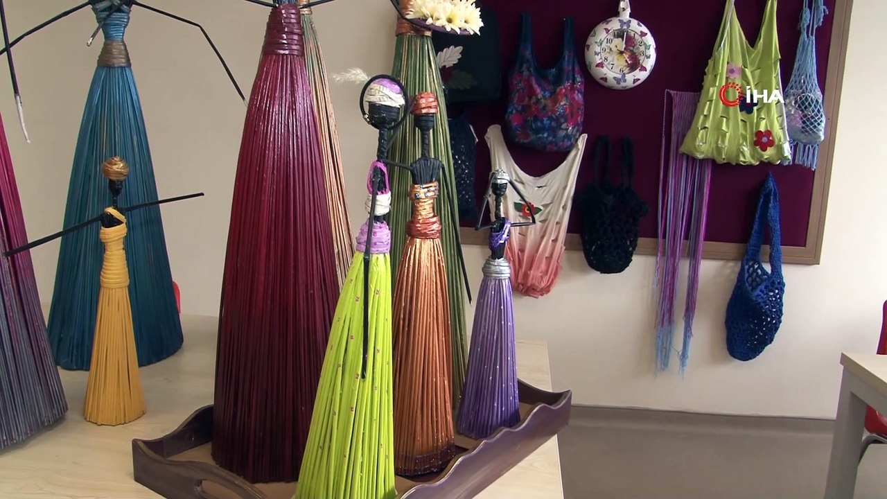 Psikiyatri hastaları, atık malzemeleri sanata dönüştürerek sorunlarını çözüyor