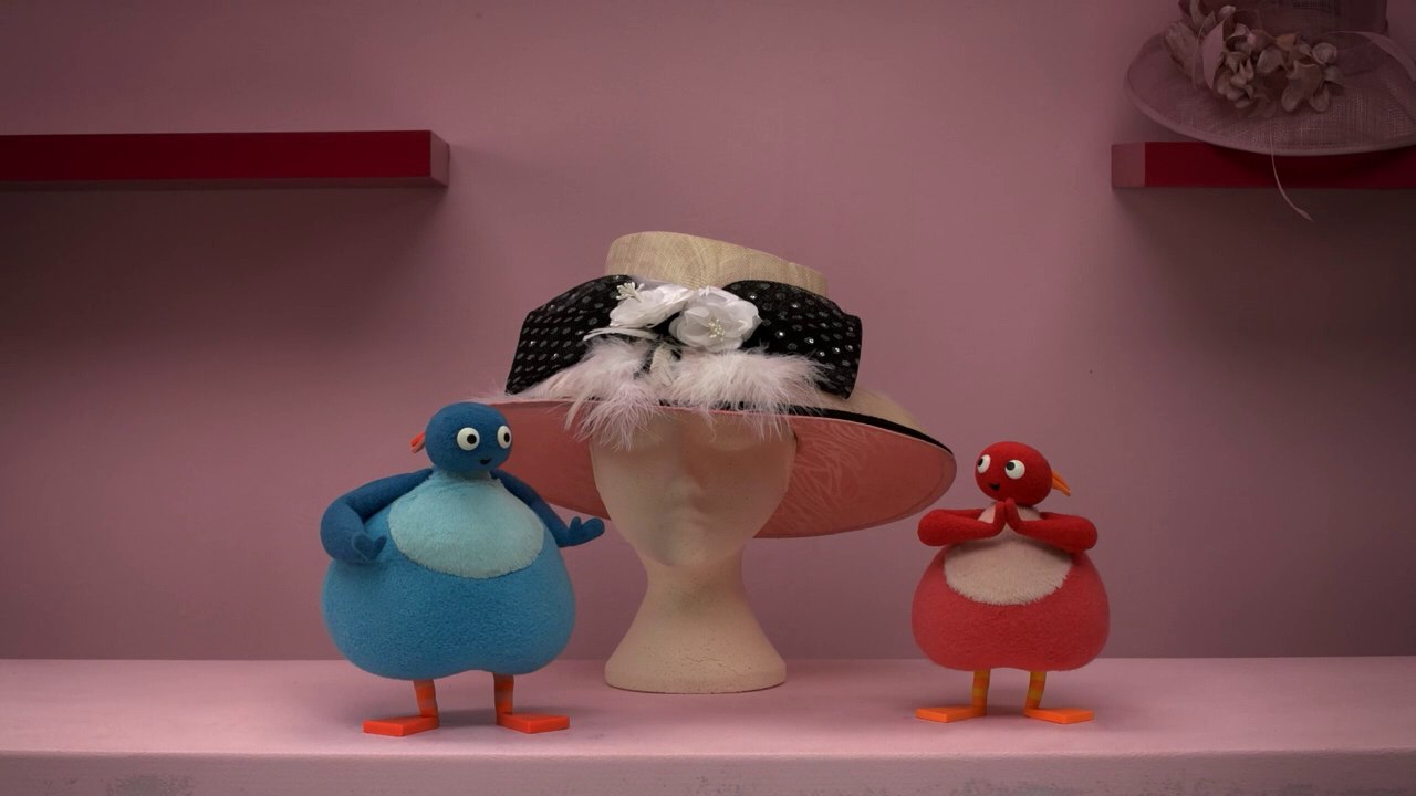 الـ Twirlywoos تضع القبعات فوق بعض