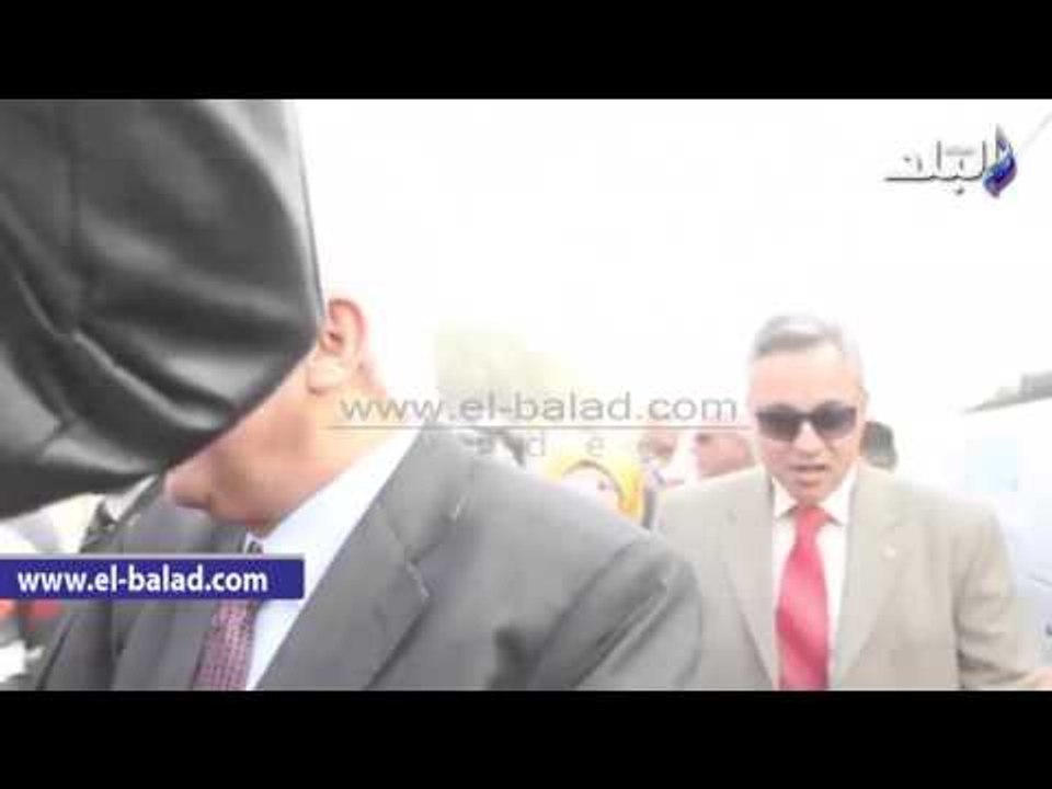 صدى البلد | محافظ القاهرة يصعد أتوبيس سياح أعلى كوبري قصر النيل ويقدم التحية لوفد سياحي صيني