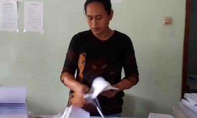 Warga Antre Mendaftar Sebagai Pelipat Surat Suara