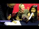 صدى البلد | إبنتا عبد الله كمال يوقعان لجمهور معرض الكتاب علي كتابه
