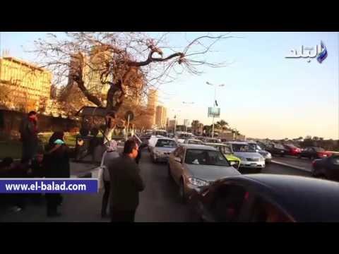 صدى البلد | أنصار مبارك يوزعون صوره أمام المعادي العسكري