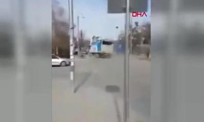 Kosova'da freni boşalan kamyonun kaza anı kamerada