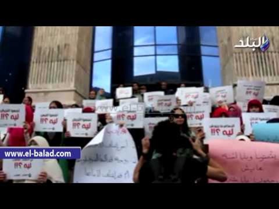 صدى البلد | وقفة لأهالي الصحفيين المحسجونين على سلالم الصحفيين