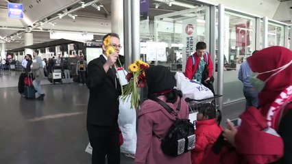 Atatürk Havalimanı'nda, kadın yolcular ile çalışanlara çiçek takdim edildi - İSTANBUL