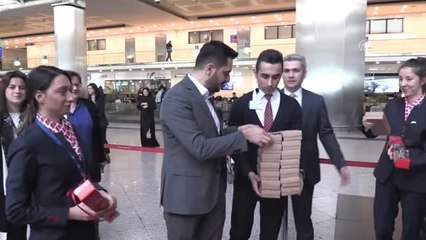 Atatürk Havalimanı'nda, Kadın Yolcular ile Çalışanlara Çiçek Takdim Edildi