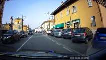 DASHCAM IDIOTI AL VOLANTE ITALY PESSANO CON BORNAGO PIAZZA CASTELLO DELIRIO TOTALE