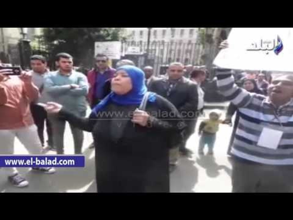 صدى البلد | مشادات كلامية بين أنصار عكاشة والمارة أمام مجلس النواب